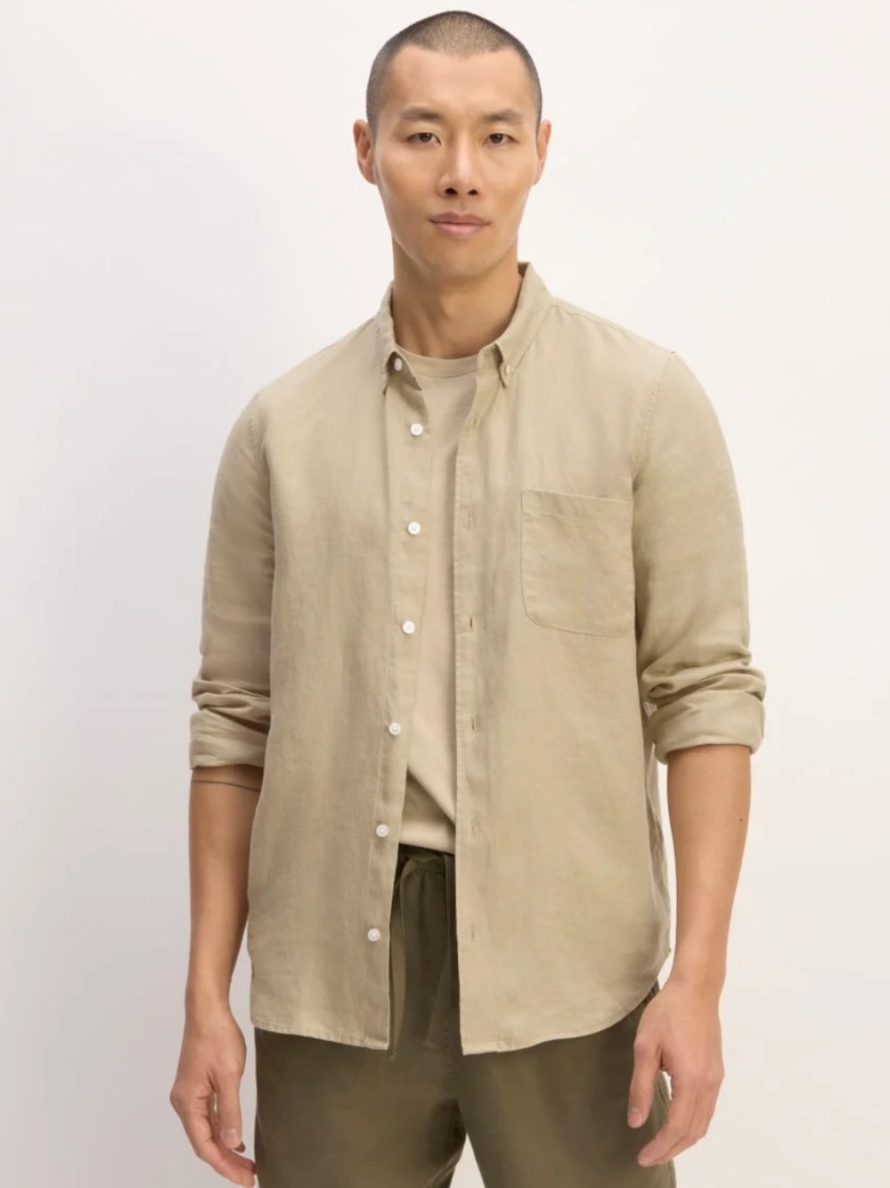 Everlane men’s classic linen shirt in khaki medium